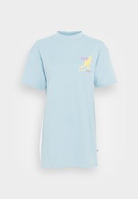 T-shirt azul claro de manga curta com um decote alto. Apresenta uma gráfica de canguru e texto em rosa e amarelo na frente. Textura suave.
