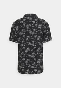 Lyhythihainen napitettava paita, joka on valmistettu mustapohjaisesta kankaasta, jossa valkoinen palmukuosi; rento malli leikkauksella ja kaarevalla helmallä.