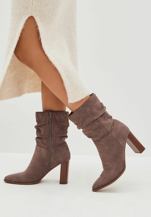 FOREVER COMFORT SLOUCH HEEL - Vysoká obuv - tan brown