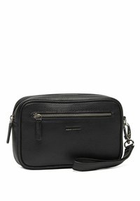 Svart läder crossbody-väska med texturerad yta, som har en framficka med dragkedja och justerbar rem. Silverfärgade detaljer. Kompakt form.