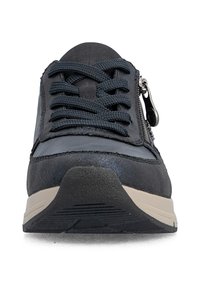 Vue de face d'une basket bleu foncé avec des lacets noirs, une semelle blanche et une fermeture éclair latérale visible à droite.