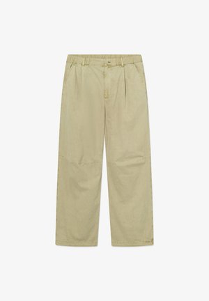 Pantalon décontracté beige clair avec fermeture à bouton, plis devant, poches latérales, passants pour ceinture et jambes larges et droites.