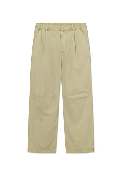 Világos bézs színű, hétköznapi nadrág gombos záródással, elöl redőzött, oldalzsebekkel, övbújtatókkal és széles, egyenes szabású szárakkal.