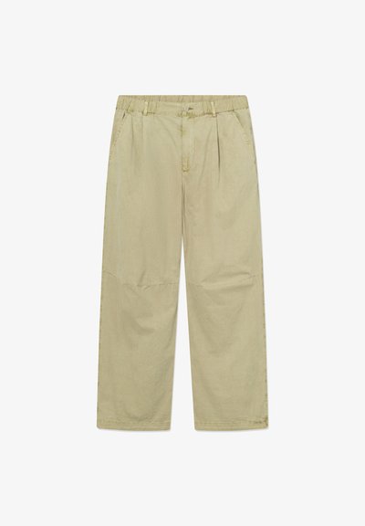 Világos bézs színű, hétköznapi nadrág gombos záródással, elöl redőzött, oldalzsebekkel, övbújtatókkal és széles, egyenes szabású szárakkal.