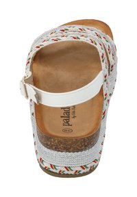 Sandały typu slide w srebrnym kolorze z białym paskiem, korkową wkładką i plecioną podstawą z czerwonymi, zielonymi i srebrnymi akcentami. Gładka wewnętrzna tekstura.
