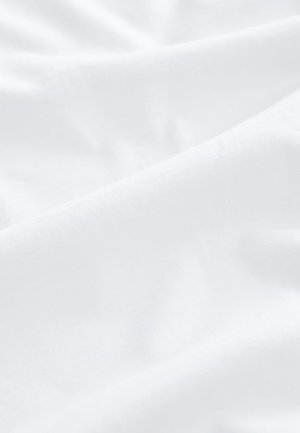 Hvidt bomuldsstof med en glat tekstur, der har subtile krusninger og folder, hvilket indikerer fleksibilitet og blødhed.