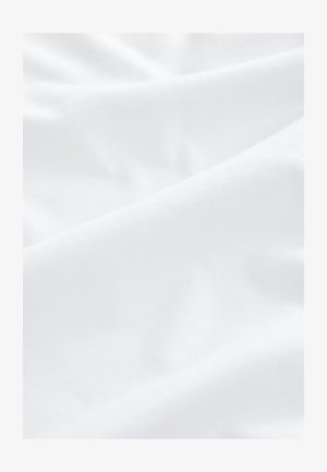 Hvidt bomuldsstof med en glat tekstur, der har subtile krusninger og folder, hvilket indikerer fleksibilitet og blødhed.