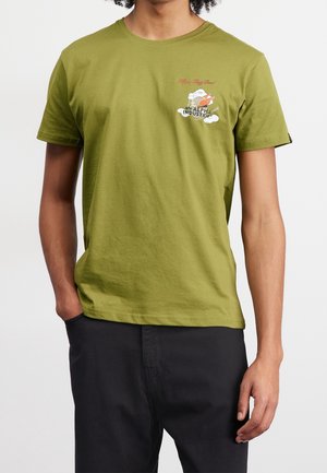 Camiseta de algodón verde oliva con cuello redondo, mangas cortas y un gráfico frontal con "Alpha Industries" y nubes en rojo y blanco.