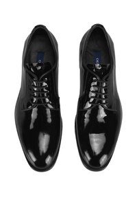 Chaussures de ville en cuir verni noir avec une surface lisse et brillante, dotées d'un design classique à lacets et d'une structure minimaliste.