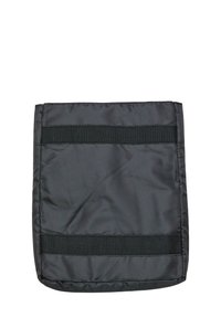 Juodas paminkštintas audinio maišas su dviem horizontaliais velcro juostomis, stačiakampio formos, lygaus paviršiaus ir siūtomis briaunomis.
