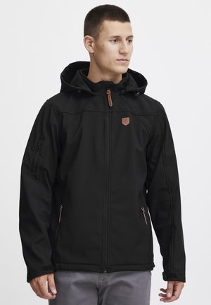 Veste softshell noire avec capuche. Comprend des poches zippées, des accents marron et une finition texturée. Fermeture éclair à l'avant.