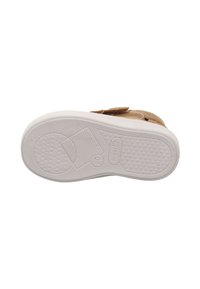 Braune Ledersneaker mit einer weißen Gummisohle. Ausgestattet mit Klettverschlüssen und strukturierten Mustern auf der Sohle für besseren Halt. Geeignet für drinnen und draußen.