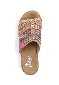 Sandale à glisser tissée colorée, dotée d'un dessus en tissu multicolore, d'un semelle en liège naturel et d'une étiquette accent en tissu rose.