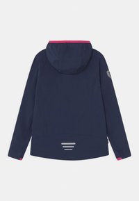 Marineblå vandtæt jakke med pink kant ved hætten, lange ærmer og reflekterende accenter bagpå. Glat tekstur og tætsiddende design.