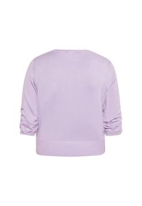 Lila Pullover mit Dreiviertelärmeln, geripptem Saum und gerafften Details an den Ärmeln, aus einem weichen, strukturierten Strickmaterial.