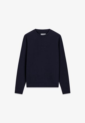 Navyblauer Pullover mit Rundhalsausschnitt und langen Ärmeln, mit einem dezenten, eingeprägten "GUESS EST. 1981"-Logo auf der Brust.