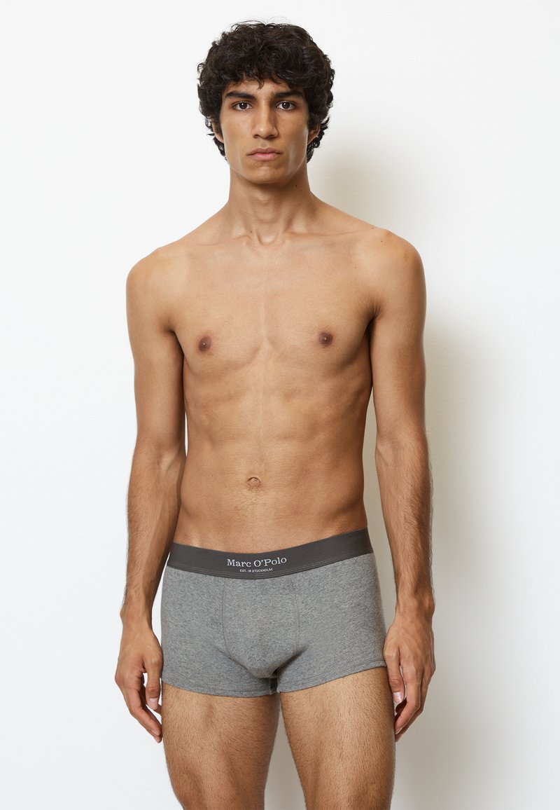 Boxer-briefs en coton gris avec une taille grise arborant le logo "Marc O'Polo". Texture lisse, design ajusté et longueur mi-cuisse.