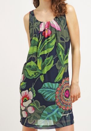 Vestido sin mangas con un estampado floral que presenta colores vibrantes, incluyendo rosa y verde, sobre un fondo azul oscuro. Tejido ligero y fluido.