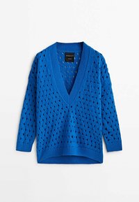 Niebieski, luźny sweter z głębokim dekoltem w kształcie litery V, z dzianym wzorem otworów oczkowych, ściągaczami na mankietach i u dołu.