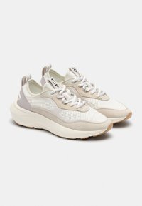 Baskets légères en mesh et daim, avec un schéma de couleurs beige et blanc, fermeture à lacets et semelle texturée pour une meilleure adhérence.