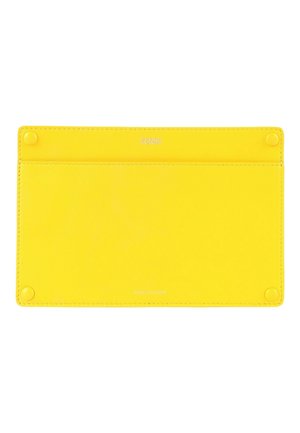 Pochette plate en cuir jaune avec quatre clous aux coins, bords cousus et logo Fendi embossé en haut au centre.