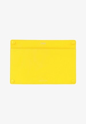 Pochette plate en cuir jaune avec quatre clous aux coins, bords cousus et logo Fendi embossé en haut au centre.