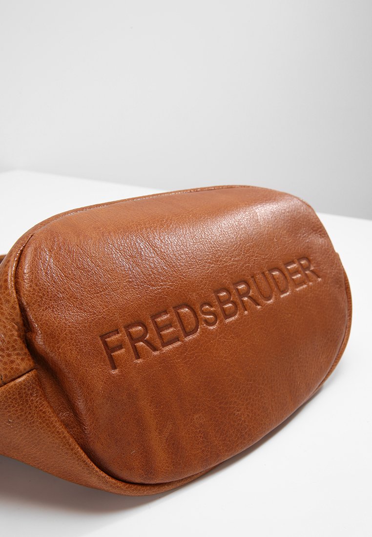 FREDsBRUDER GÜRTELINCHEN Skulderveske cognac Zalando.no FREDsBRUDER CHIC Skulderveske cognac Zalando.no