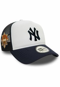 Gorra blanca y marino con logo bordado de NY, paneles laterales de malla y correa ajustable. Presenta una etiqueta circular de New Era y una insignia en forma de diamante.