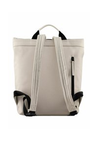 Mochila de material suave en beige claro con correas negras ajustables, un asa en la parte superior y un bolsillo con cremallera en el lateral para un almacenamiento seguro.