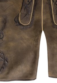 Pantalones cortos de cuero marrón con intrincados bordados en negro y acentos trenzados, que cuentan con dos bolsillos laterales y un acabado de textura suave.