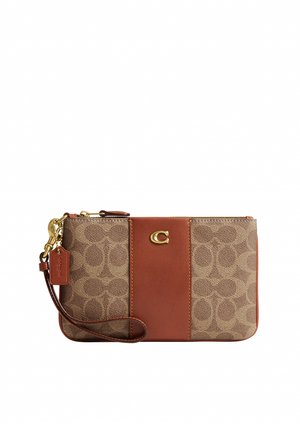 Pochette bracelet marron avec motif signature, bande centrale en cuir, quincaillerie dorée et étiquette en cuir fixée à un fermoir doré.