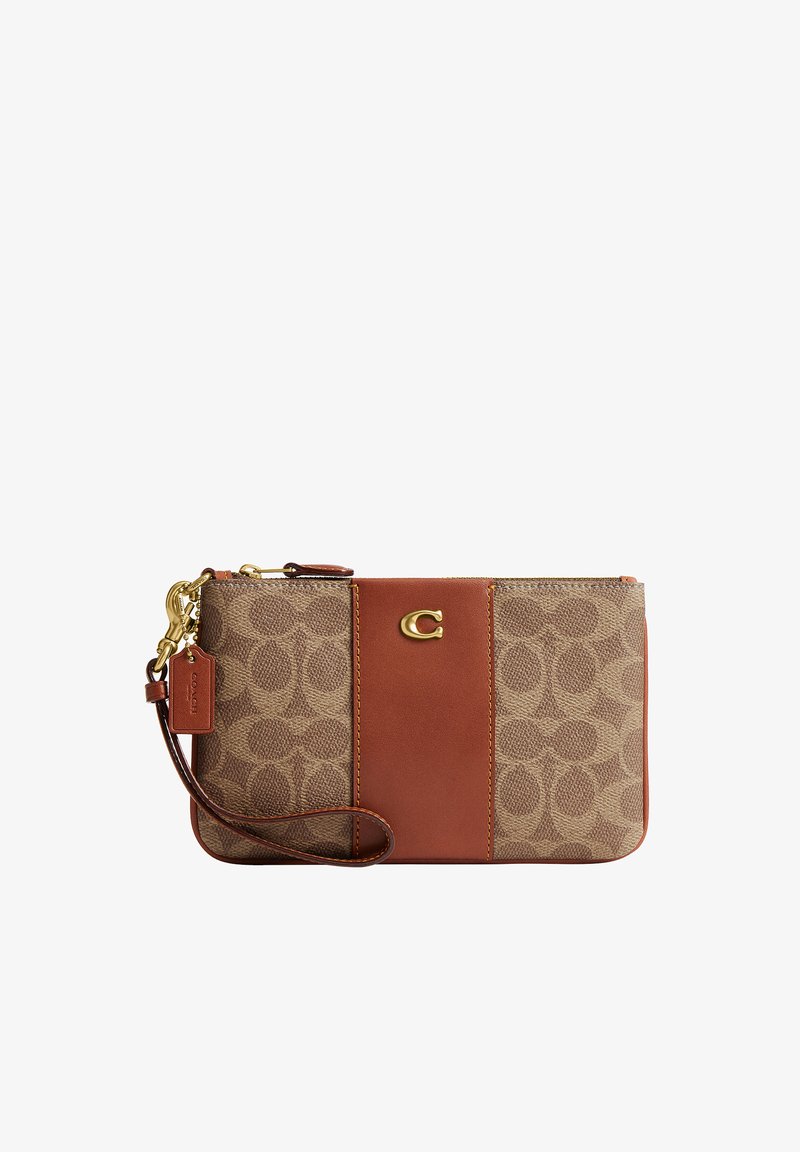 Pochette bracelet marron avec motif signature, bande centrale en cuir, quincaillerie dorée et étiquette en cuir fixée à un fermoir doré.
