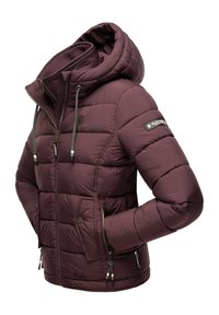 Bordo pūkų striukė su aukštu apykakle ir didele gaubtu, su horizontaliomis siūlėmis, užtrauktukais priekinėse kišenėse ir reguliuojamomis bumbulais.