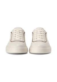 Par av vita lädersneakers med tjocka sulor, vita snören och brunt kantband runt snörningsområdet, visade framifrån.