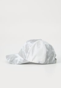 Cappellino tie-dye grigio e bianco con visiera curva, materiale in tessuto, cinturino regolabile e logo ricamato sul pannello frontale.