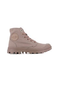 Jasnobrązowe wysokie buty z płótna z gumowymi podeszwami. Posiadają okrągłą łatkę z logo oraz metalowe oczka do sznurówek. Teksturowane wykończenie.