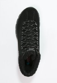 Svart vandringskänga med en texturerad mockaovandel, förstärkt tå och fleecefoder. Har ett distinkt snörsystem och vadderad krage.