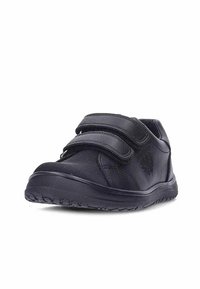 Zapato deportivo negro con dos tiras de Velcro, fabricado con material sintético, que cuenta con una superficie texturizada y una suela de goma duradera.