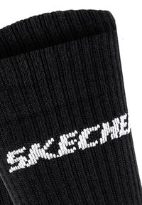 Schwarze gerippte Socken mit einem weißen "SKECHERS"-Logo, das an die Seite eingewebt ist, und einer strukturierten Optik.