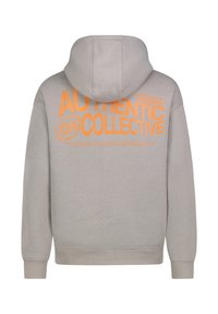 Grauer Kapuzenpullover mit großen orangenem Text "AUTHENTIC YOUNG COLLECTIVE" auf dem Rücken, gerippten Abschlüssen und Saum. Aus weichem Baumwollmaterial.