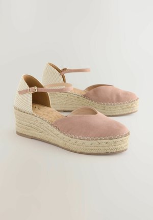 Nurgastavad espadrillid, mille esiosa on roosa nahk ja tagapool tekstuuriga kreemivärvi kangas, reguleeritava pahkluu rihmaga ning punutud jute tallaga.