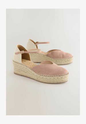 Nurgastavad espadrillid, mille esiosa on roosa nahk ja tagapool tekstuuriga kreemivärvi kangas, reguleeritava pahkluu rihmaga ning punutud jute tallaga.