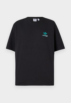 Sort kortærmet Adidas t-shirt med lille teal logo og tekst på venstre bryst, præsenteret mod en hvid baggrund.