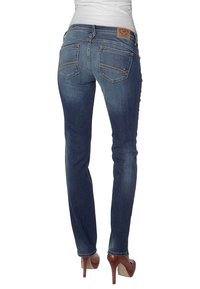 Smala jeans i mörkblå denim med en klassisk fem-ficka design, subtila whiskering och en läderlogotyp på baksidan.