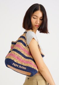 Flettet tote bag med marineblå, lyserød og naturlige striber. Lavet af vævet materiale, med "PEPE JEANS" logoet syet på siden.