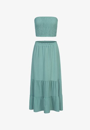 Dvodelna svetlo teal obleka z brezramnim smocked kratkim topom in dolgim nabranim krilom s tiered volančkom.