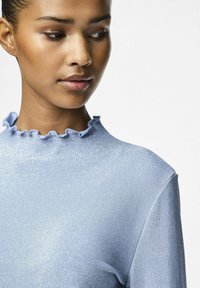 Maglietta a maniche lunghe azzurro chiaro con scollatura arricciata e texture lucida, caratterizzata da un design aderente e tessuto morbido.