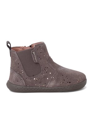 Bottines en suède gris avec une texture douce, présentant des motifs découpés, des panneaux élastiques sur les côtés et une semelle en caoutchouc flexible.