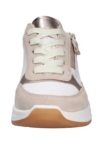 Beige Sneaker mit weißen Akzenten, ausgestattet mit einer Wildleder- und metallischen Oberfläche, strukturierten Schnürsenkeln und einem Reißverschluss an der Seite. Gummisohle.