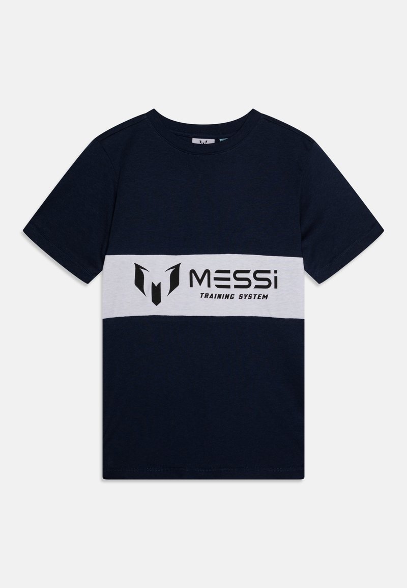 Marineblå bomull T-skjorte med en hvit horisontal stripe som har "MESSi" og "TRAINING SYSTEM" i svart. Korte ermer, rund hals.